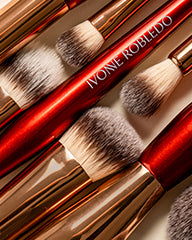 ¿Por qué tu kit de maquillaje no está completo sin esta bolsa?
Su diseño 2 en 1 te permite guardar más de 20 brochas y, al abrirla, se convierte en un práctico soporte para usarlas mientras te maquillas.